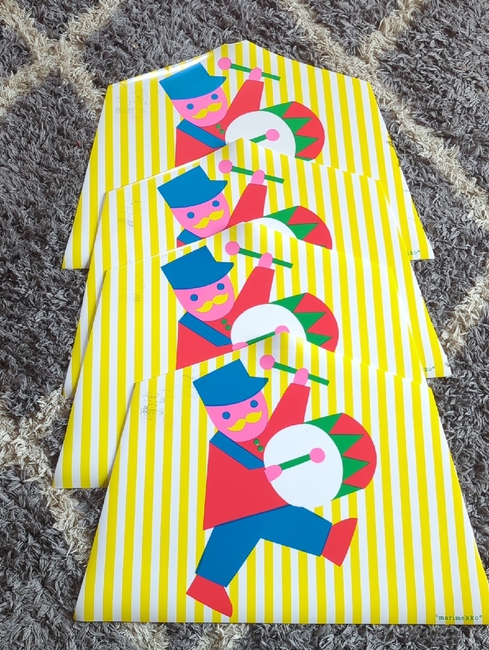 Set of 4 Marimekko "Hello Friend" placemats with a stylized drummer design - Picture 3 of 8